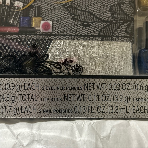 Alluring Beauty Makeup Bundle Set Comes With Bag Eyeshadows Polish Lip Color NIB - Picture 9 of 10